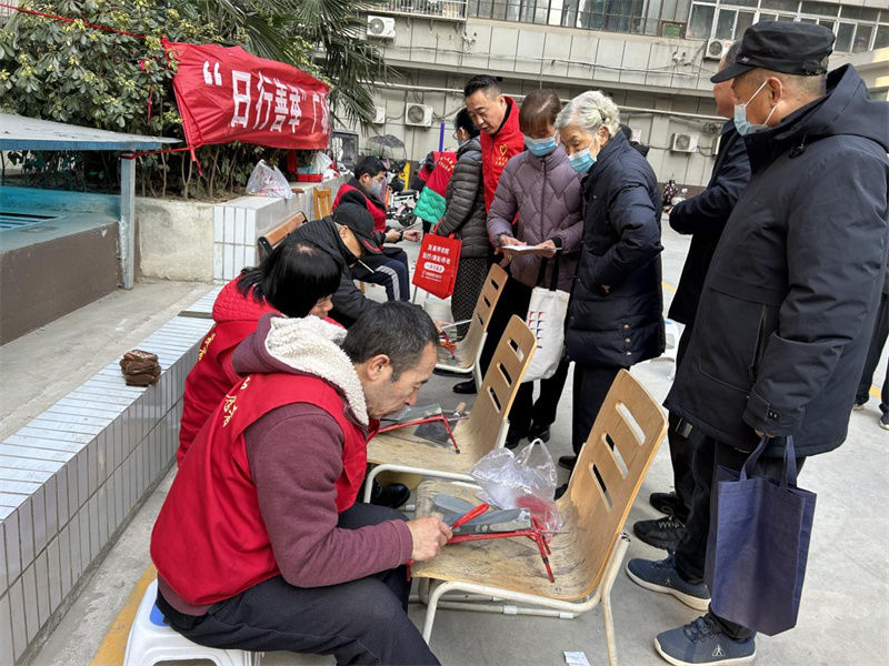 人民大廈黨委聯合廣場社區 開展義務理發志愿活動