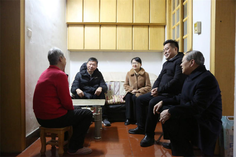 省國資委黨委委員、副主任楊愛民 走訪慰問人民大廈困難黨員