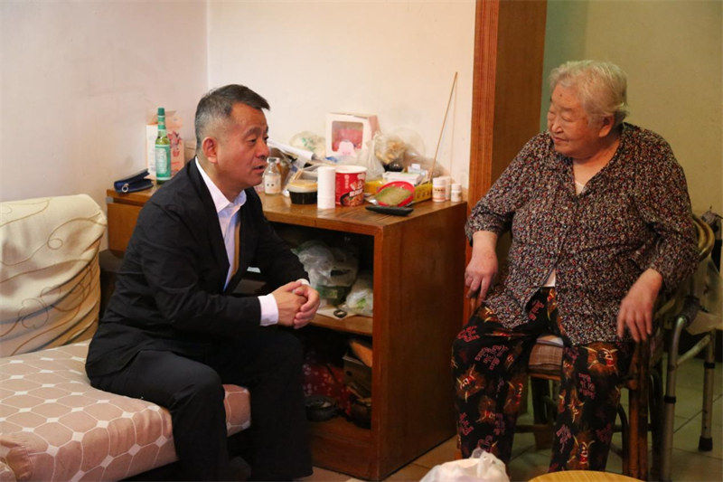 李元國慶節(jié)前到人民大廈 走訪慰問離休干部老黨員